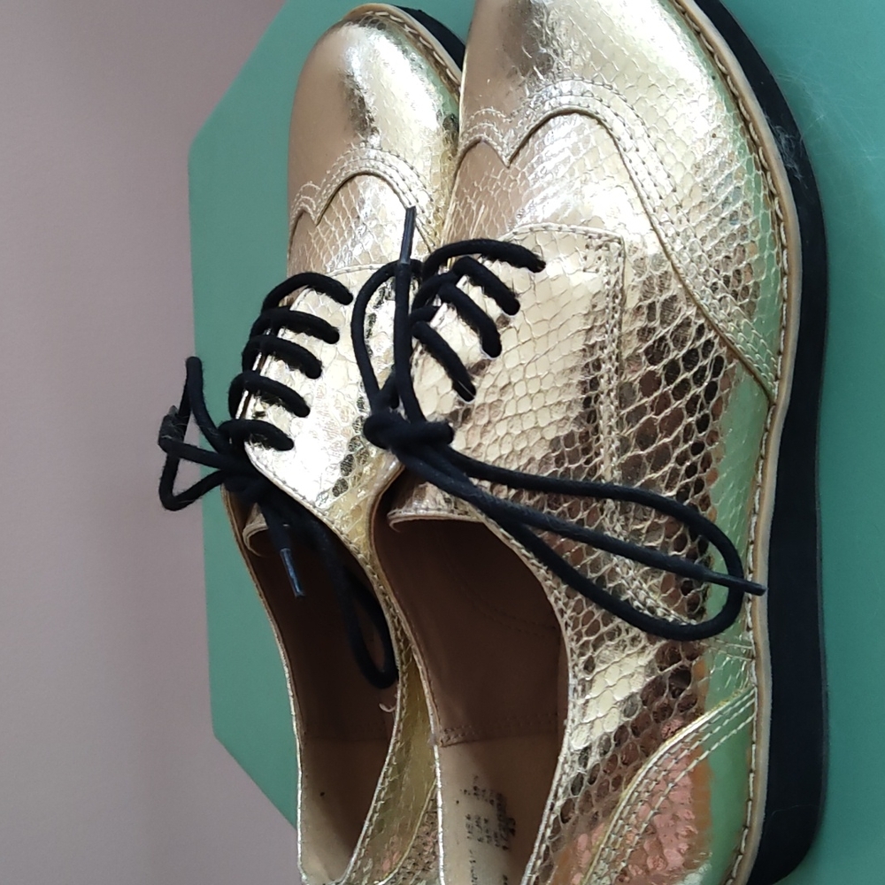 Shoes - Picture 2 of 4